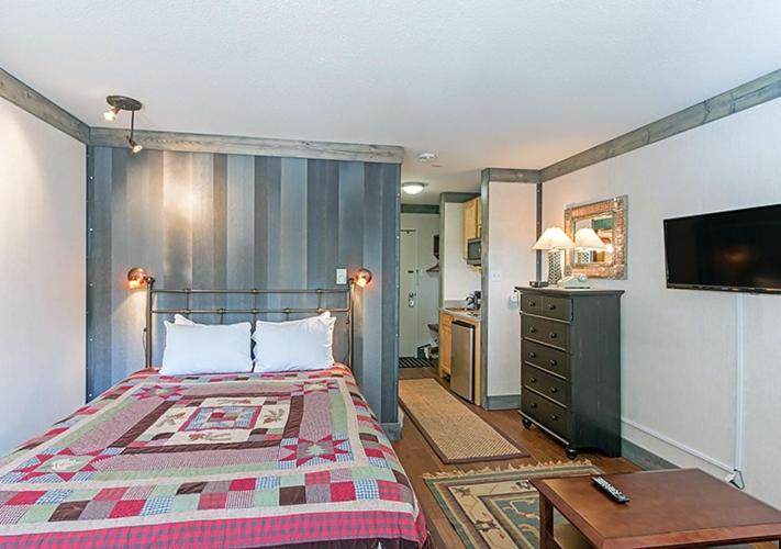 Standard Triple Room interior